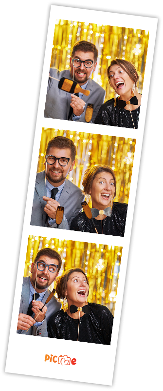 Photobooth-strip met drie foto's van een man en vrouw die poseren met microfoons voor een gouden glitterachtergrond.