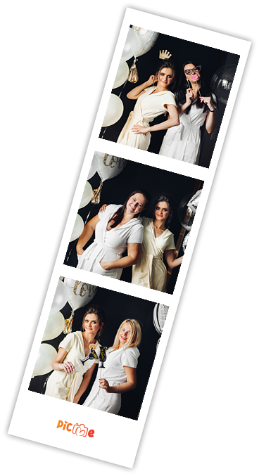 Fotobandstrip met drie opeenvolgende foto's van vrouwen in witte kleding die poseren en lachen tegen een zwarte achtergrond met gouden ballonnen.