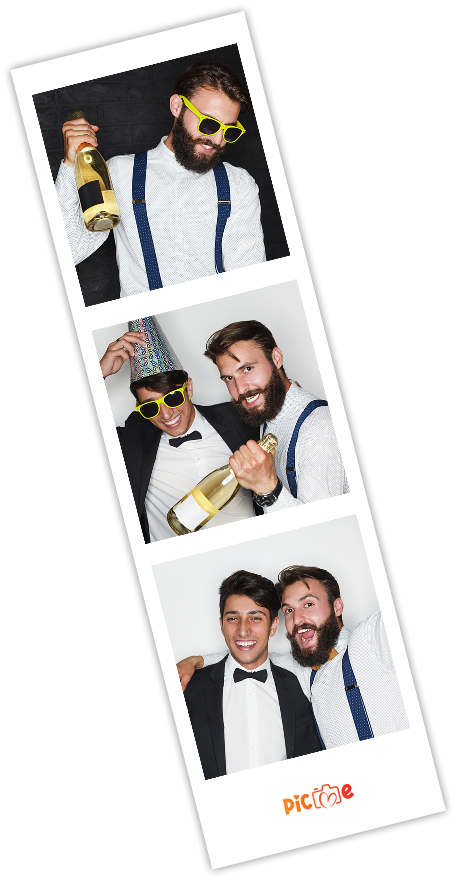 Fotocabinefoto met drie opeenvolgende frames van twee mannen in feestkleding met champagnebessen en gele bril.