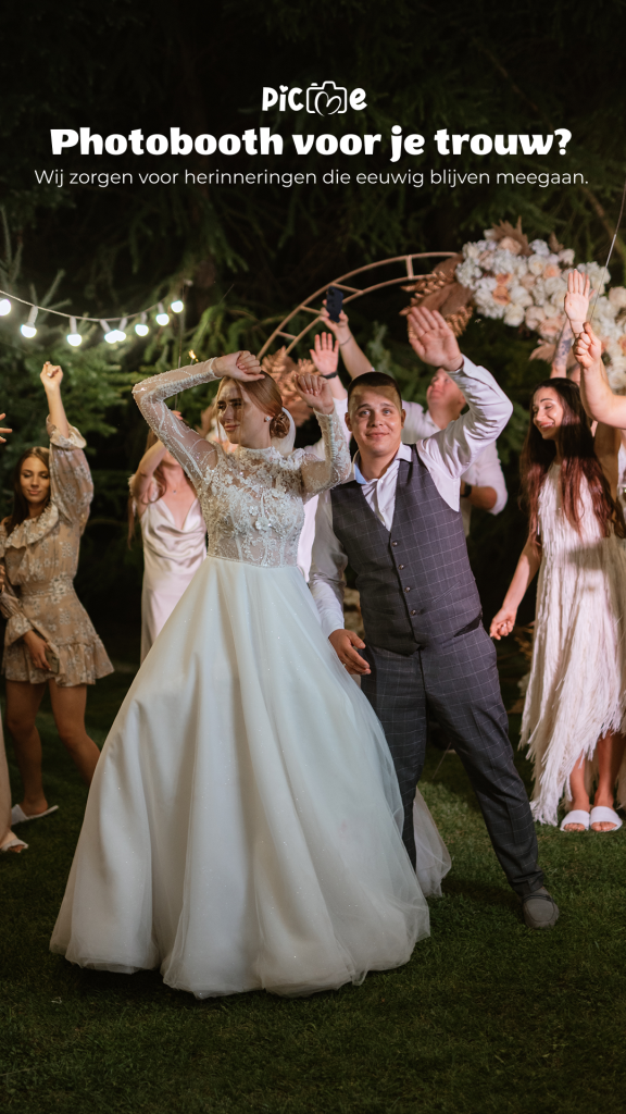 Bruidspaar danst 's avonds op een grasveld omringd door gasten met verheven armen onder versierde boog en slingerverlichting.
