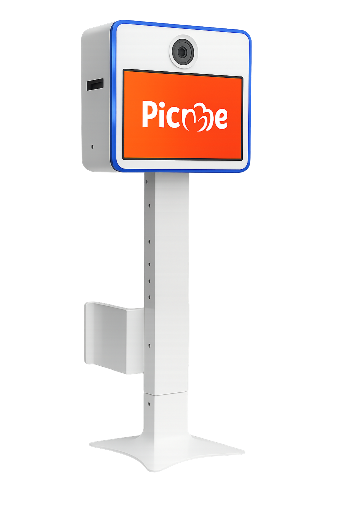 Picme fotohokje met wit standaardframe, blauwe rand, oranje scherm en ingebouwde camera op voet.