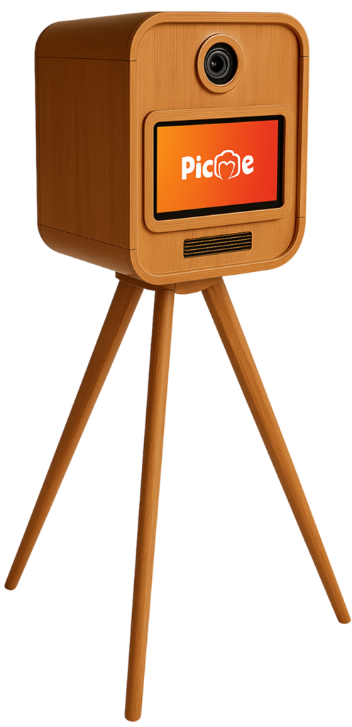Houten fotohokje met retro-design, display met Picme-logo en camera bovenop, op drie poten.