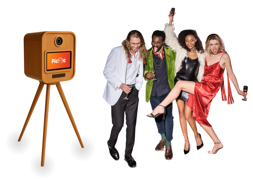 Retro bruine fotocabine met Picme-logo naast vier feestende personen in gekleurde outfits die drinken en juichen.