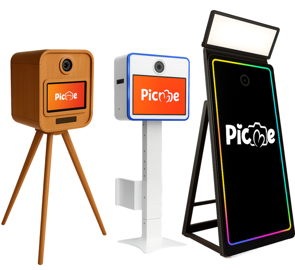 Drie verschillende fotohokjes van het merk Picme: een vintage houten model op poten, een wit model met blauwe rand op standaard, en een moderne zwarte model met gekleurde neonrand.
