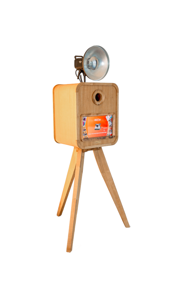 Vintage houten fotocamera op tripod met flitser, oranje en bruin design in retrostijl.