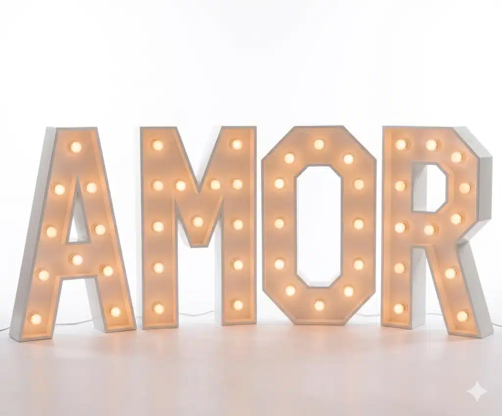 Grote verlichte decoratieve letters AMOR met warm witte gloeilampjes op witte achtergrond.