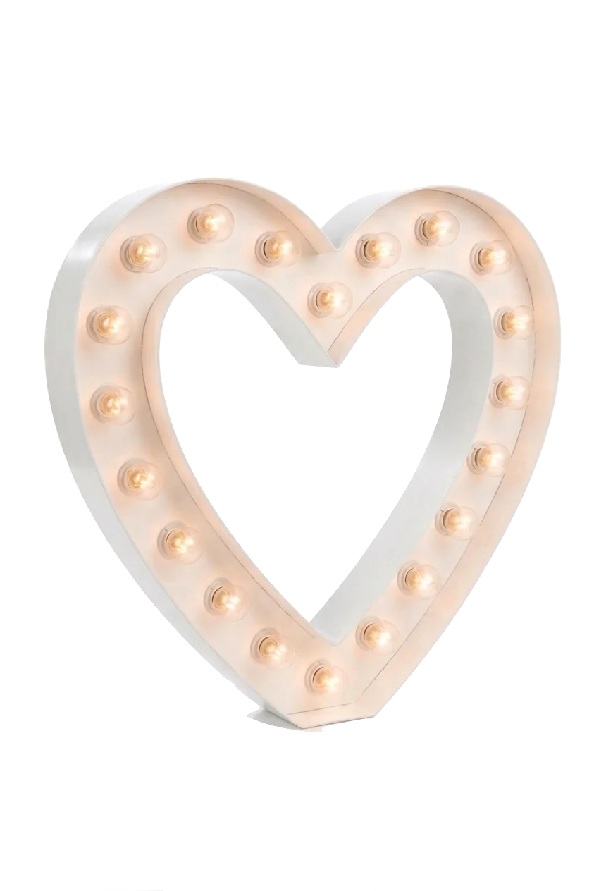 Witte hartvormige lichtletter met warm verlichte gloeilampen eromheen voor decoratie.