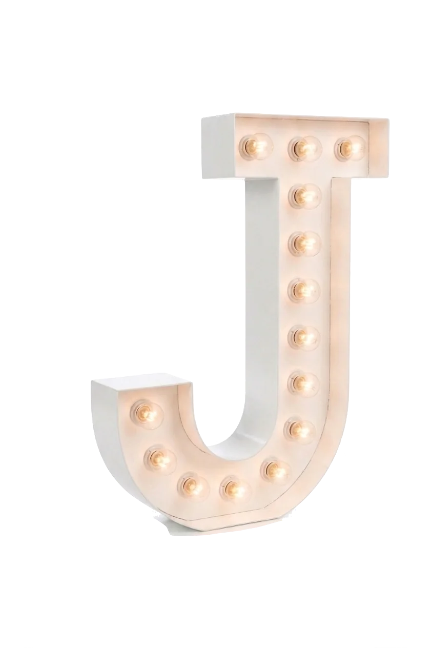 Witte decoratieve letter J met ingebouwde gloeilampen die warm licht uitstralen.