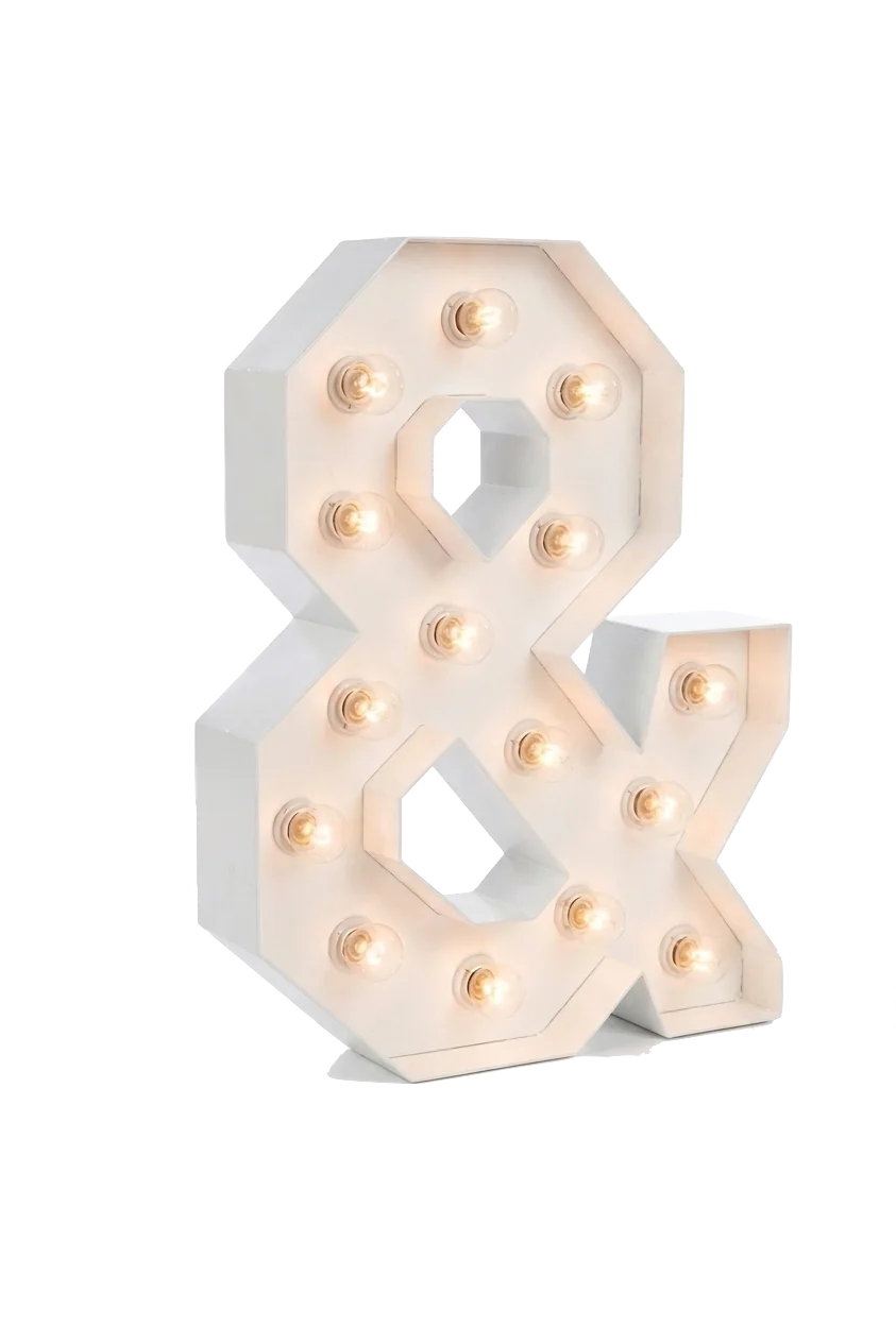 Witte decoratieve lichtletters in de vorm van een ampersand-symbool met warmwitte gloeilampjes.