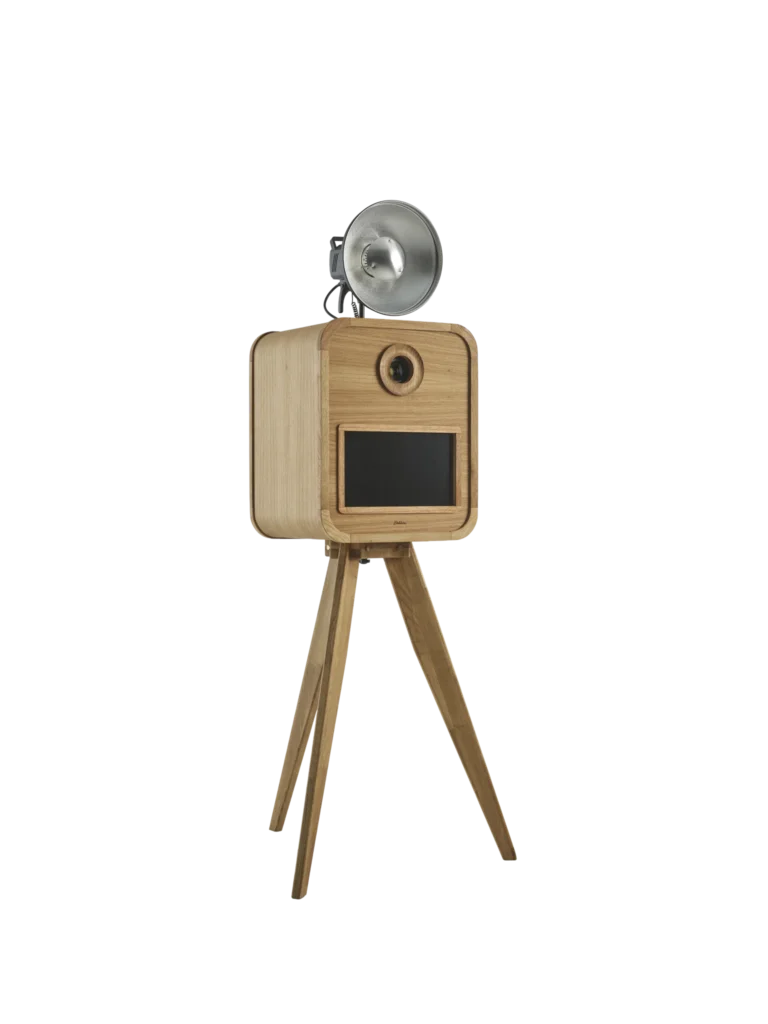 Houten fotocabine met zwart scherm en reflectorlamp bovenop, gemonteerd op houten driepoten.