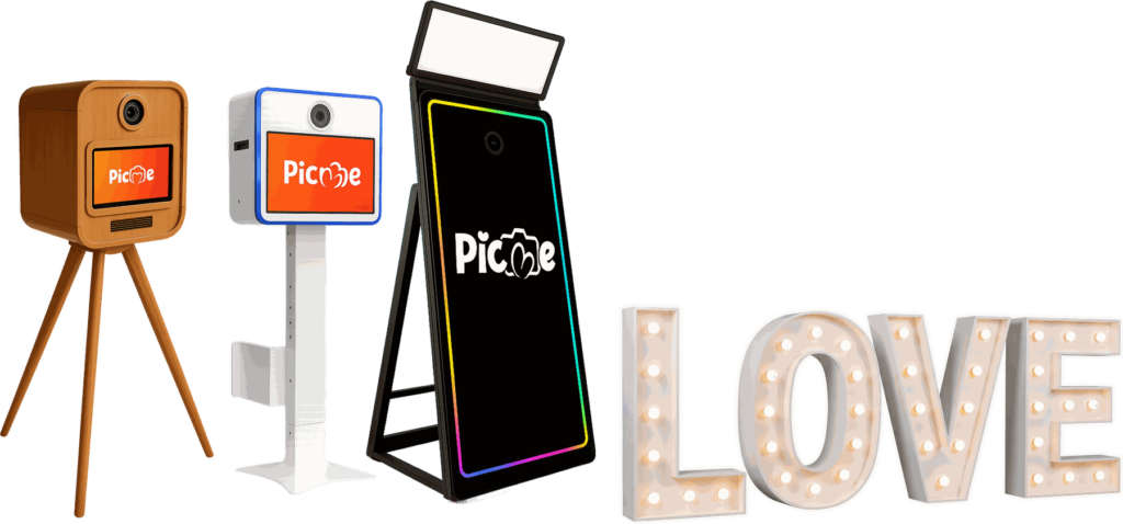 Drie photobooths van Picmemoments naast verlichte lichtletters die LOVE spellen