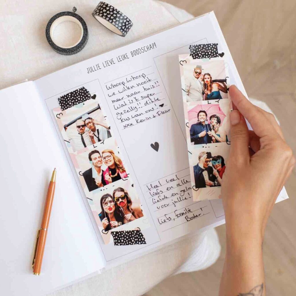 Open gastenboek met ingeplakte fotostrips van een photobooth en handgeschreven boodschappen van gasten.