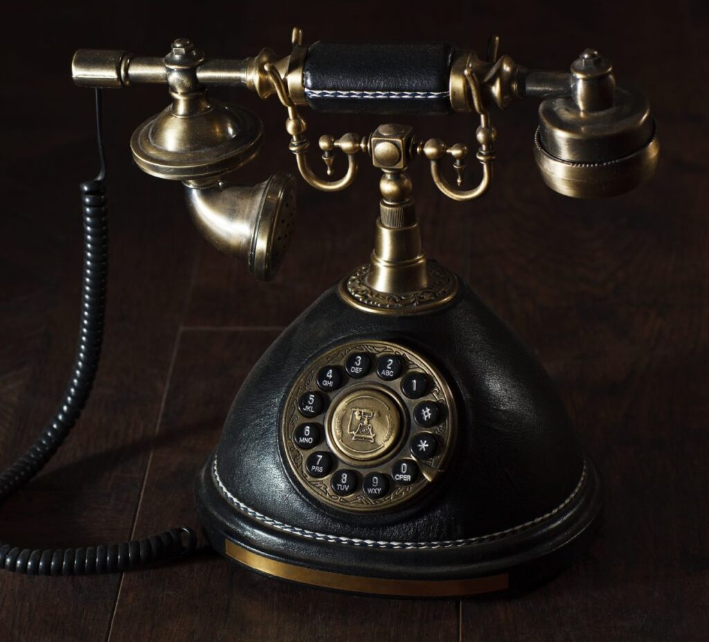 Vintage telefoon met draaischijf, gebruikt als Guestphone waarin gasten een boodschap inspreken.
