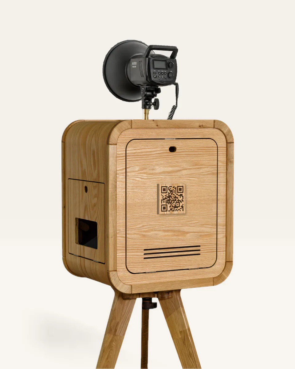 Achterkant van de MemoryCabin photobooth met de QR-code voor hulp op afstand