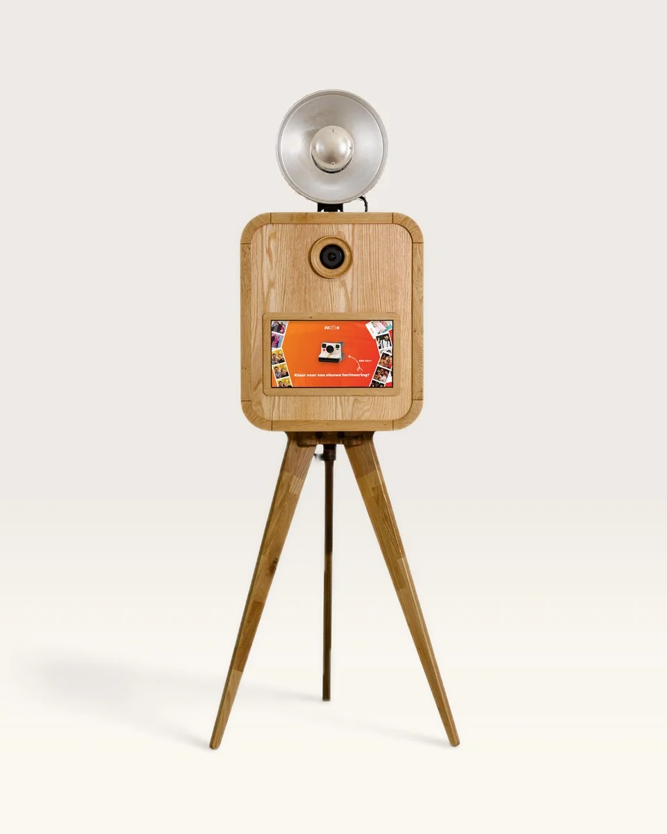 MemoryCabin photobooth volledig van voren, met flitser, op het houten statief
