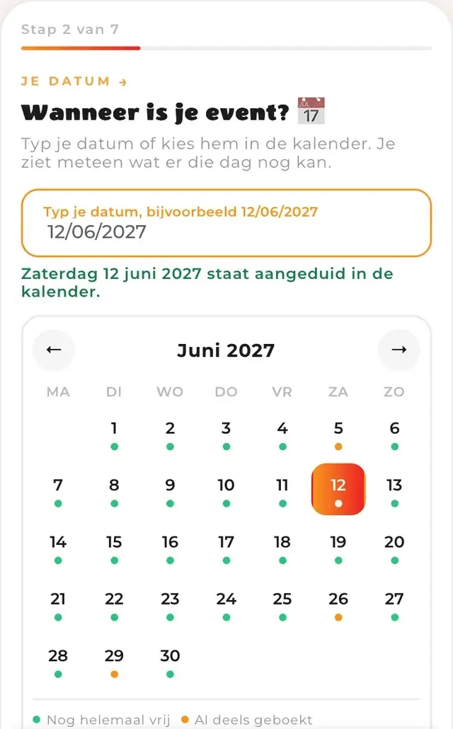 De datumstap van het reserveerformulier op een gsm: een kalender die toont welke dagen nog vrij zijn